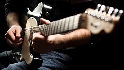 Homem tocando guitarra