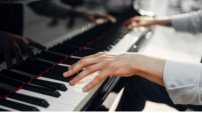 Homem tocando piano