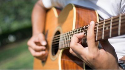 Homem tocando violão